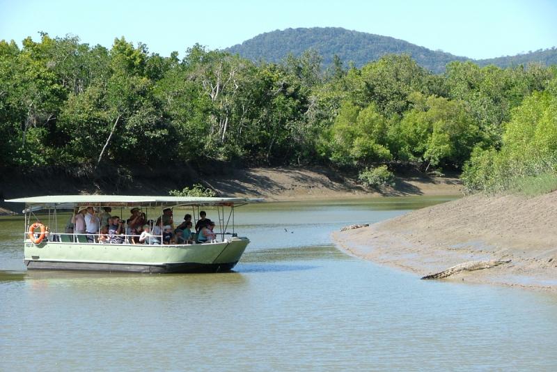 safari-boat